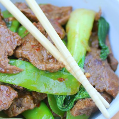 Salteado de  carne con bok choy y guisantes