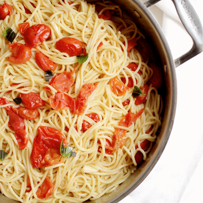 Pasta with cherry tomatoes, basil and garlic