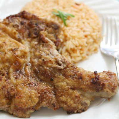 Fried pork chops and rice with fresh tomato sauce